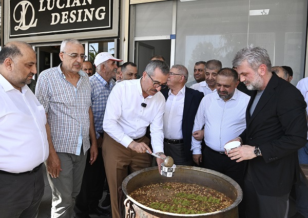 Başkan Güngör, Binevler Uzun Çarşı’da Vatandaşlara Aşure İkram Etti