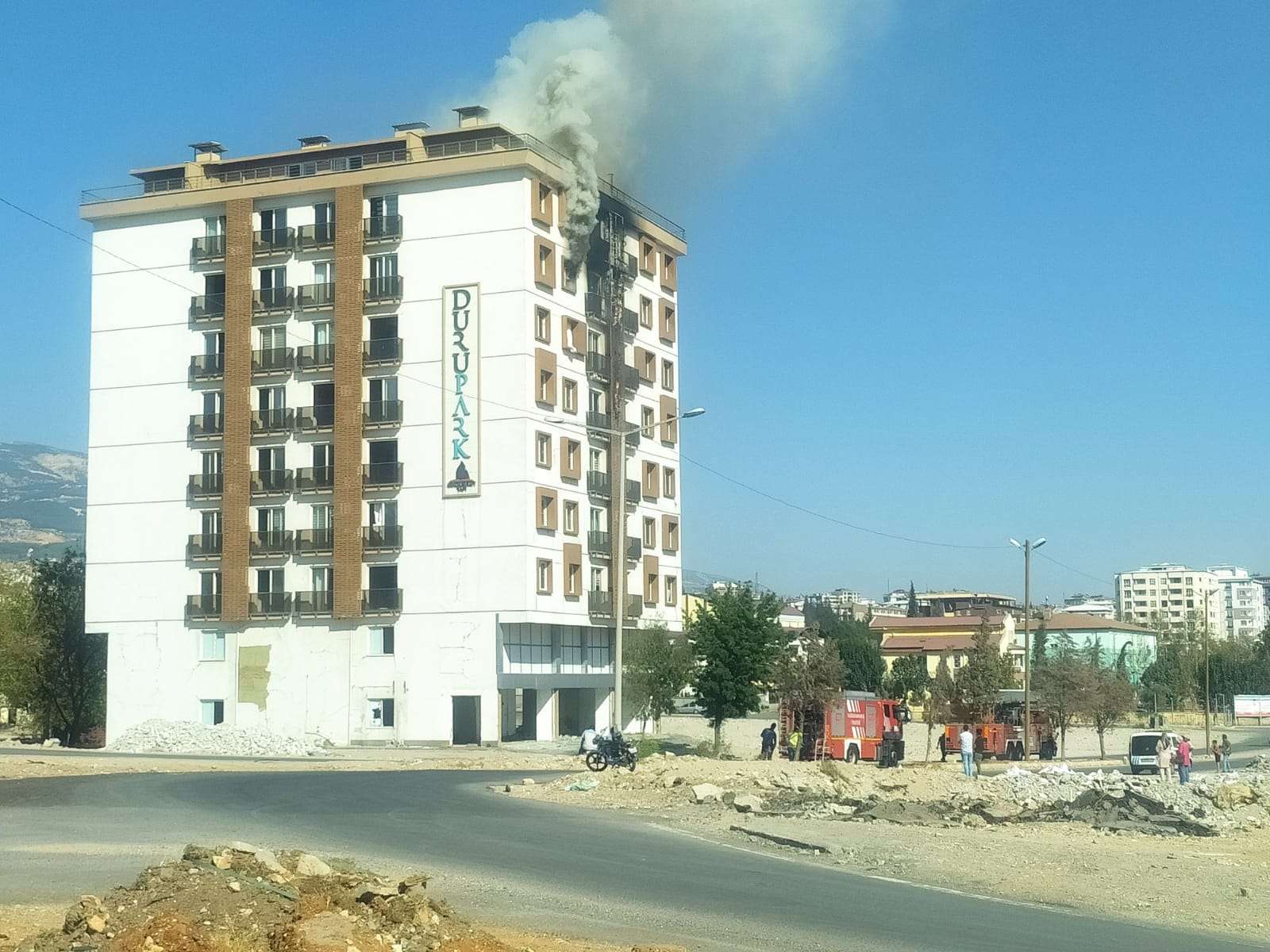 Ağır Hasarlı Binada yangın Çıktı