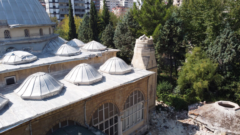 Büyükşehir, İnşaat Atıkları ve Enkaz Kalıntılarını Temizlemeyi Sürdürüyor