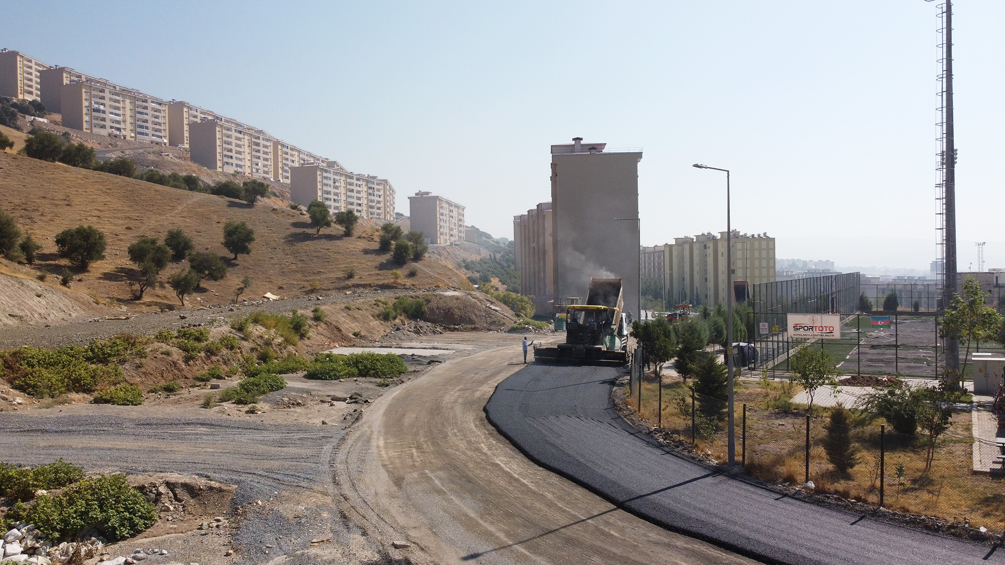 Büyükşehir, Yıldızevler Bölgesinde Asfalt Çalışmalarını Sürdürüyor