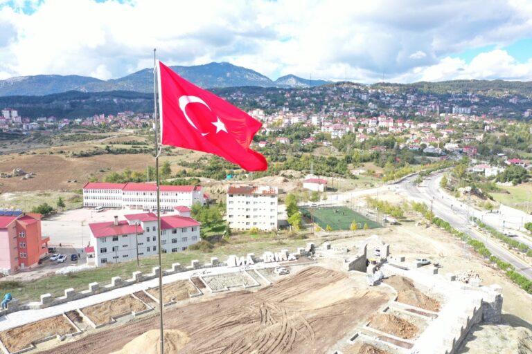 Kahramanmaraş’ın Andırın İlçesi’nde Göz Kamaştıran 20 Metrelik Bayrak Dalgalanmaya Başladı