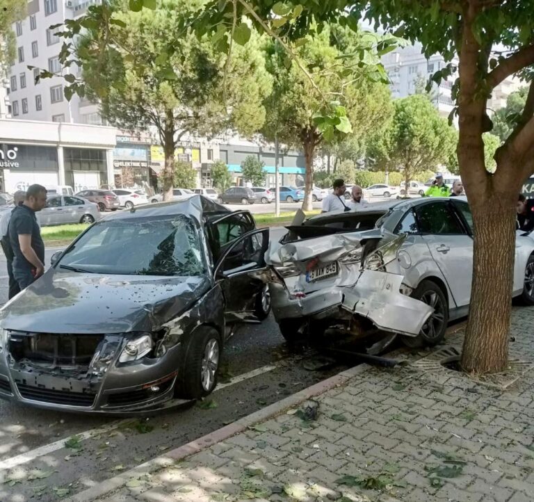 Önce otomobile sonra park halindeki araçlara ve yayaya çarptı