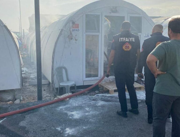 Elektrik akımına kapılan depremzede hayatını kaybetti