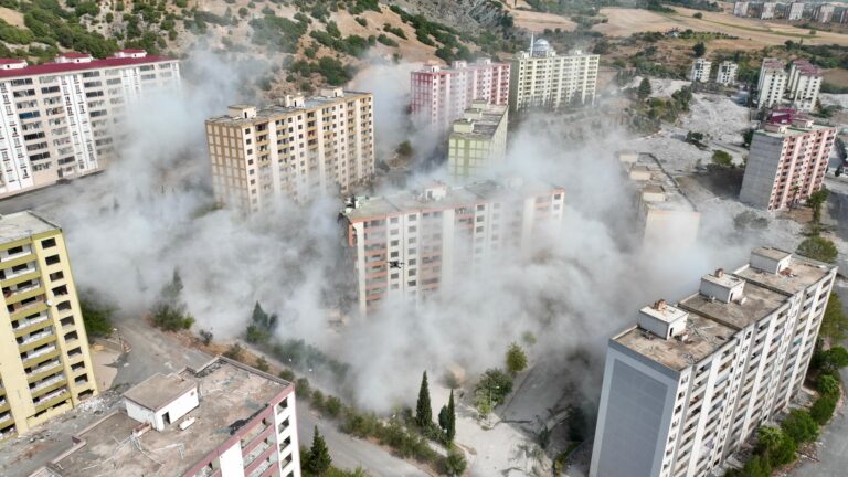 Ne deprem nede patlayıcı yıkabildi