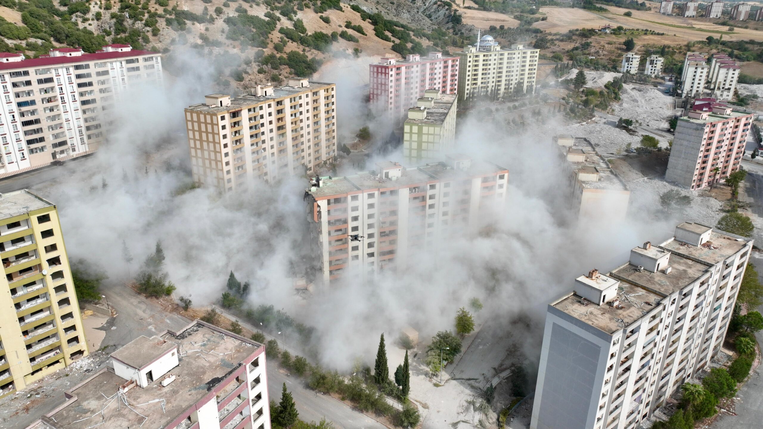Ne deprem nede patlayıcı yıkabildi