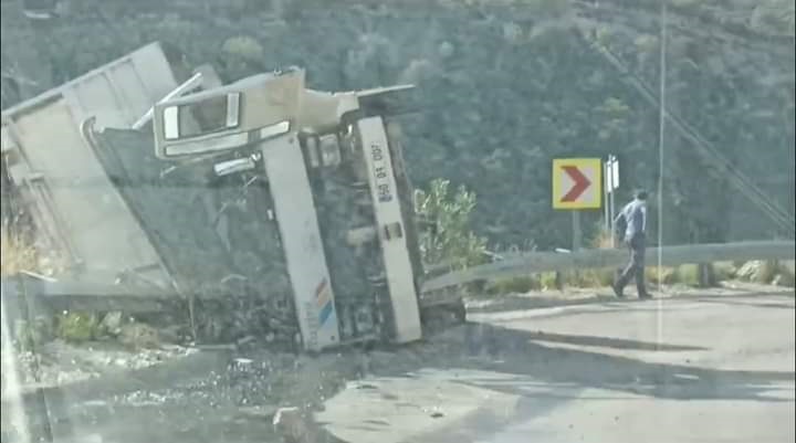 KAMYON UÇURUMA DEVRİLDİ