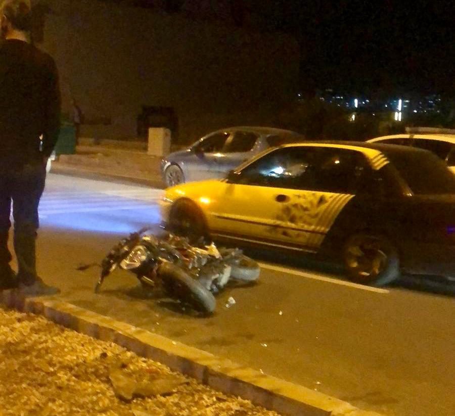 Refüje çarpan motosiklet sürücüsü öldü