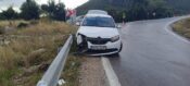 Otomobil çelik bariyere çarptı: 2 yaralı