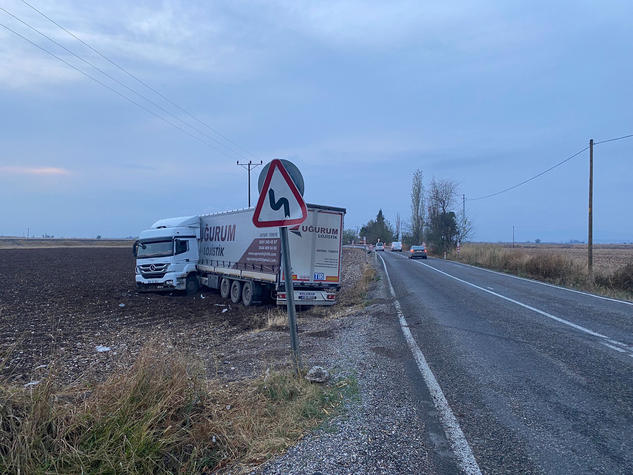 Yoldan çıkan Tır tarlaya savruldu