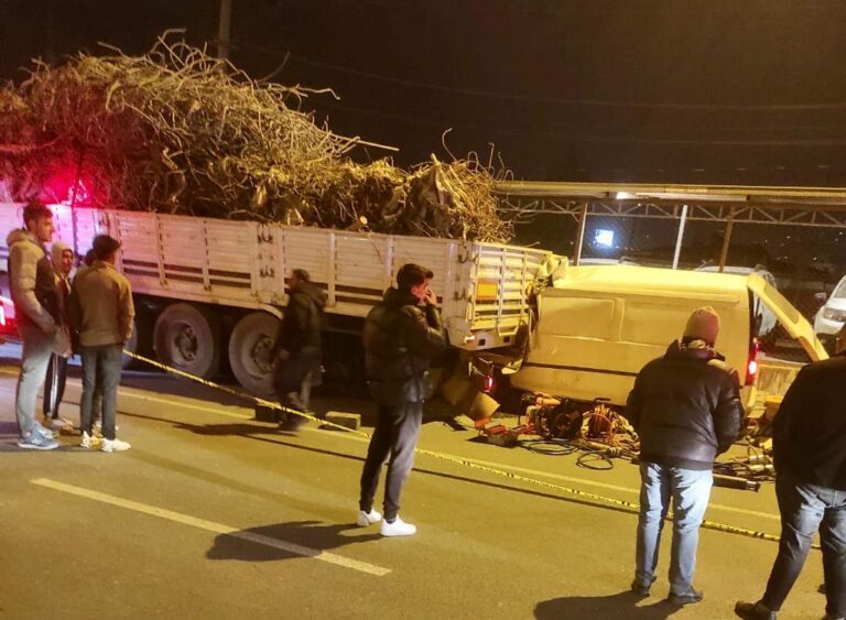 Hurda yüklü tıra aracıyla arkadan çarpan sürücü öldü