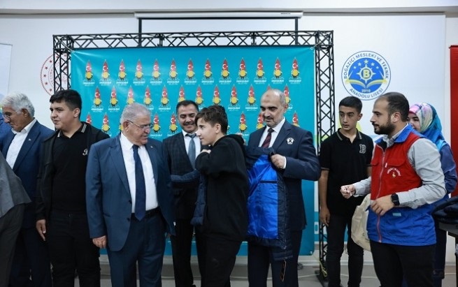Mesleki eğitim alan öğrenciye bot ve mont hediye!