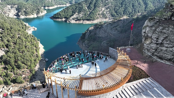 Eleştiri mağduru Ali Kayası Cam Teras’a Ziyaretçi Akını