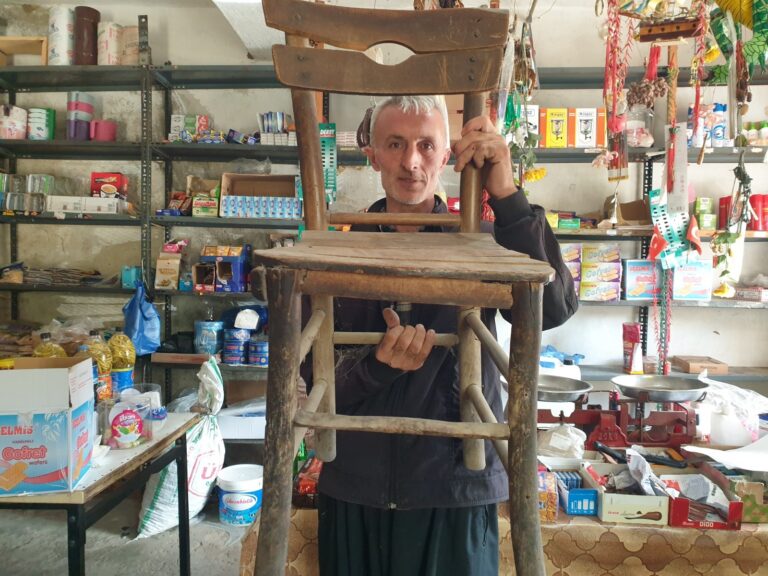 64 YILLIK KÖY BAKKALI RAF DÜZENİNİ HİÇ DEĞİŞTİRMEDİ