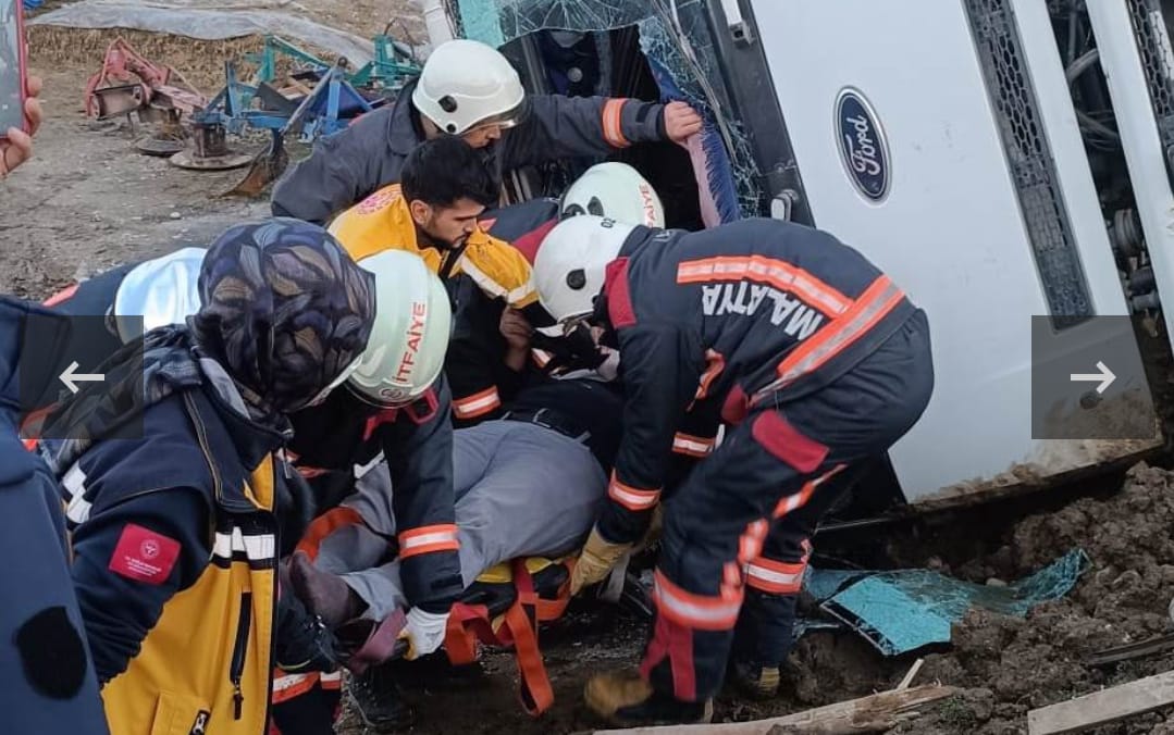 Devrilen hafriyat kamyonunun sürücüsü yaralandı