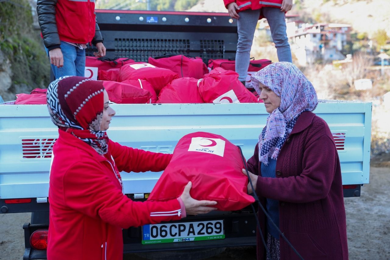 Kızılay Deprem Bölgesinden Elini Çekmiyor!