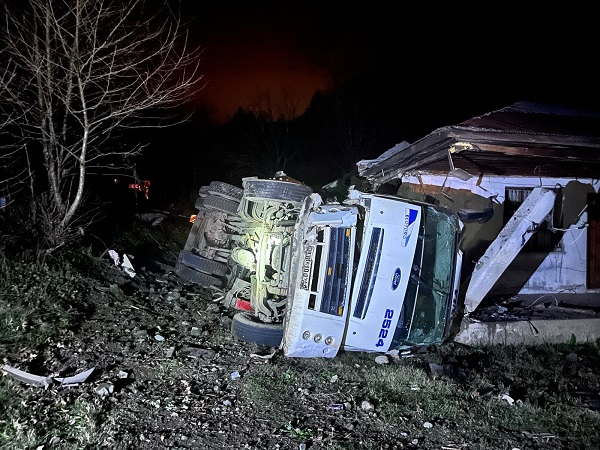 Freni patlayan iş makinası evini başına yıktı