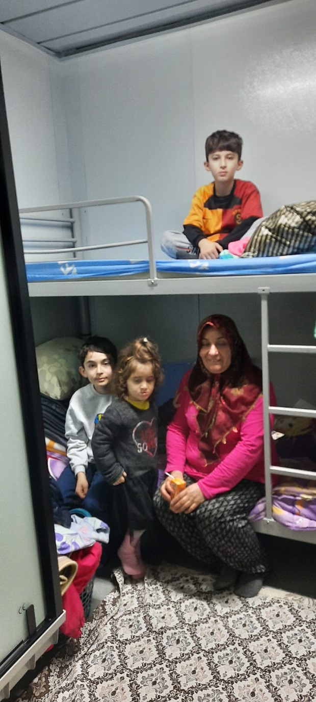 ASEL KONTEYNERDE UMUT BEKLİYOR