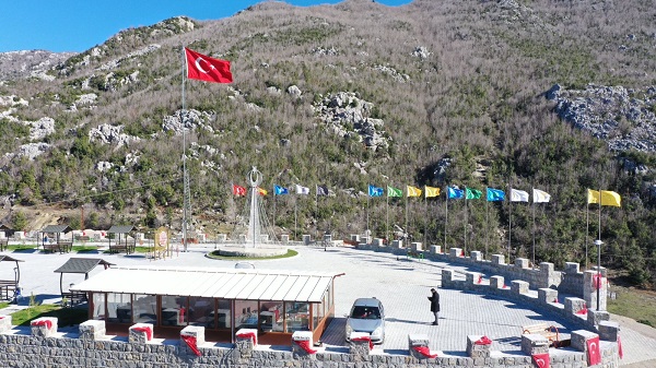 16 Büyük Devletin Bayrakları o İlçede Dalgalanıyor