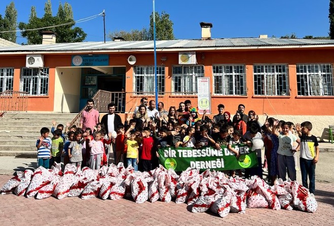 HAYAT BİR TEBESSÜME DEĞER!