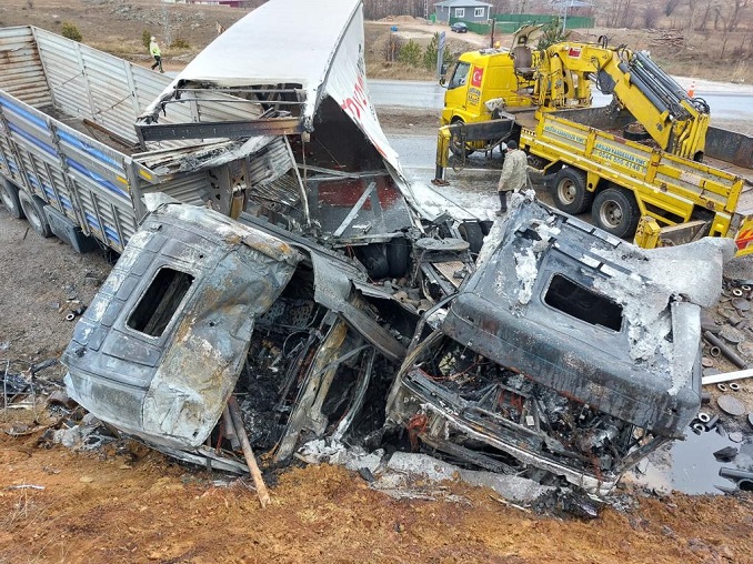 Demir yığınına dönen tır sürücüsü öldü