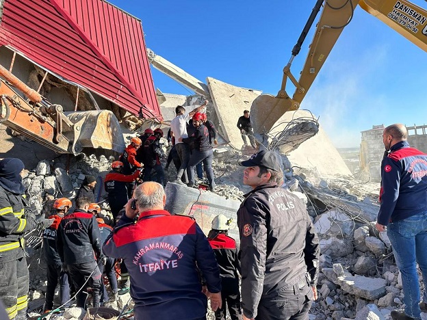 Bina çöktü operatör enkazın altında kaldı
