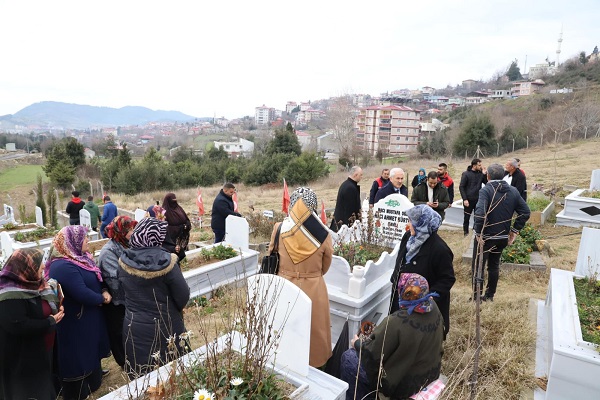 Andırın belediye başkanı ahmet doğan deprem şehitlerini ziyaret etti