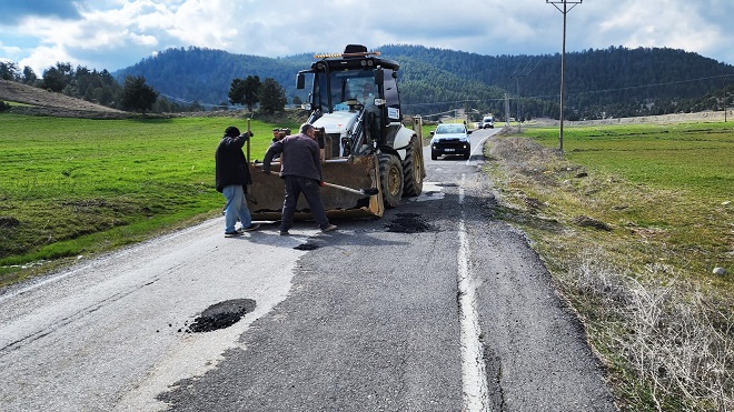 Büyükşehir, Andırın Kırsalında Yolların Bakım Onarımını Sürdürüyor