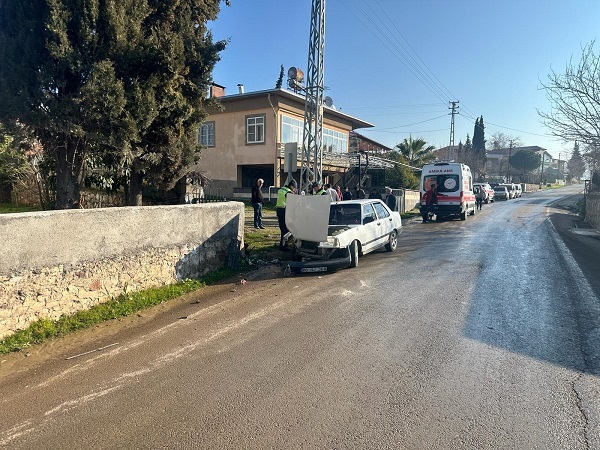 Kahramanmaraş’ta otomobil bahçe duvarına çarptı