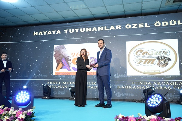 Cesur Radyo’ya bir onur ödülü de İstanbul Bağcılar Belediyesinden