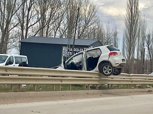 Elbistan’da otomobil refüje çıktı
