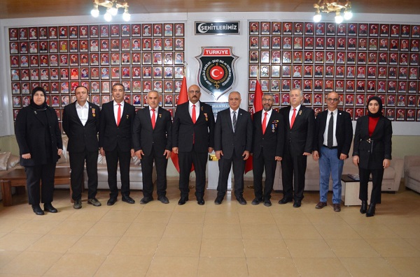 İYİ PARTİ DULKADİROĞLU BELEDİYE BAŞKAN ADAYI CAN, ŞEHİT AİLELERİ VE GAZİLER DERNEĞİNİ ZİYARET ETTİ