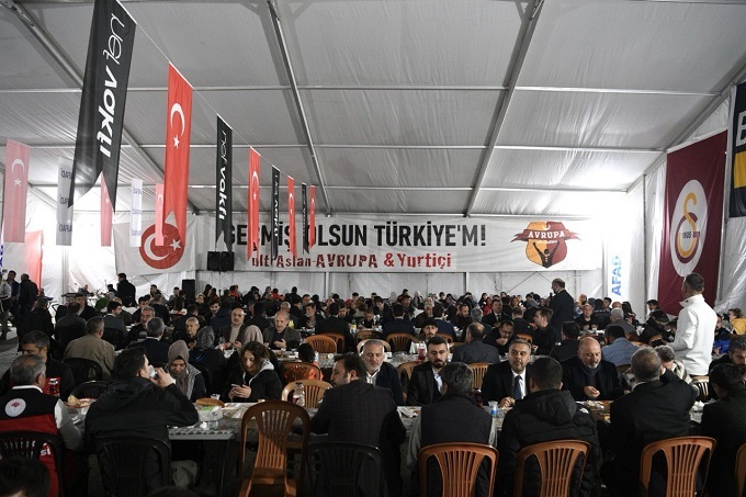 Güngör, Galatasaray Konteyner Kent’te Vatandaşlarla İftar Yaptı