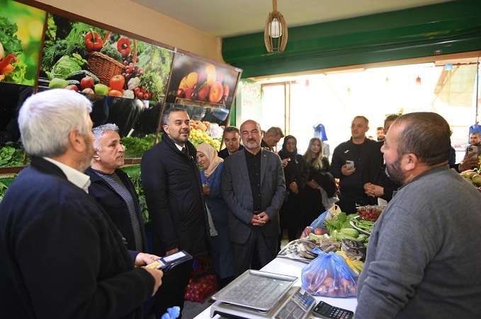 Toptaş, köy garajı’nda esnaf ve vatandaşlarla bir araya geldi