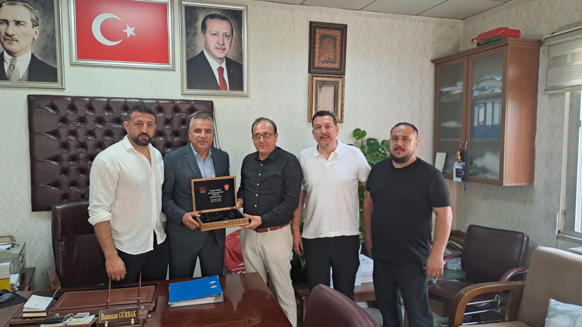 TGGF BAŞKAN VEKİLİ ŞAHİN HOPUR’DAN BAŞKAN GÜRBAK’A TEŞEKKÜR PLAKETİ