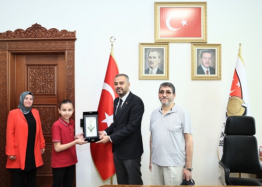 Başkan Hanifi Toptaş, görevi küçük Azra’ya devretti