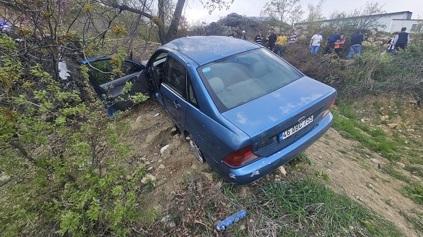 Kahramanmaraş’ta direksiyon kontrolünü kaybeden sürücü ağaca çarptı