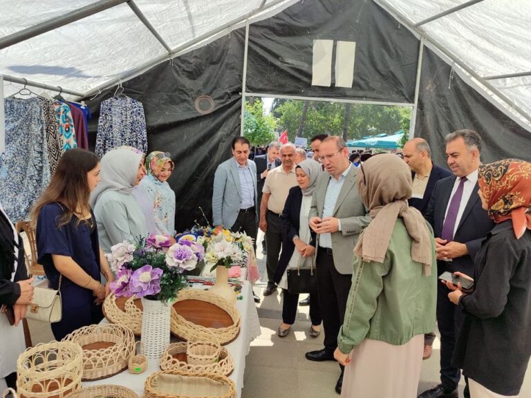 TÜRKOĞLU İLÇESİNDE KURSİYERLERİN EL EMEĞİ ÜRÜNLERİNE YOĞUN İLGİ