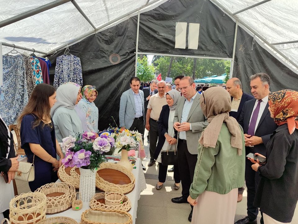 TÜRKOĞLU İLÇESİNDE KURSİYERLERİN EL EMEĞİ ÜRÜNLERİNE YOĞUN İLGİ