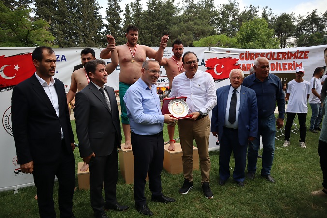 TÜRKOĞLU 19 MAYIS KARAKUCAK GÜREŞ FESTİVALİNE BÜYÜK İLGİ