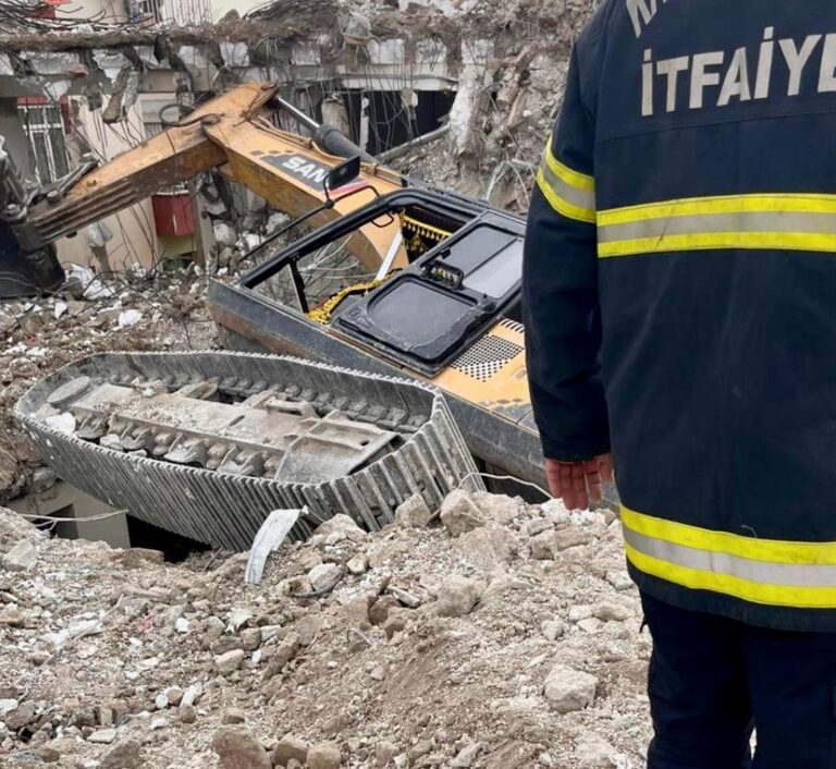 Kahramanmaraş’ta iş makinesi devrildi