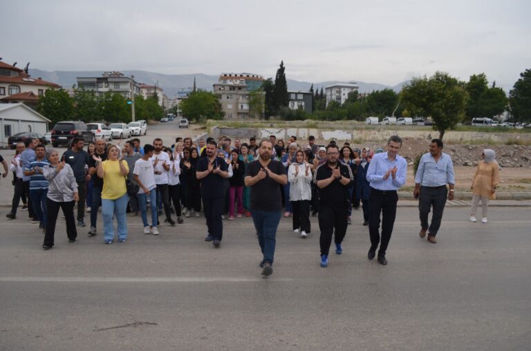 Ölüm Yolunu kapattılar, Yürüyerek protesto ettiler