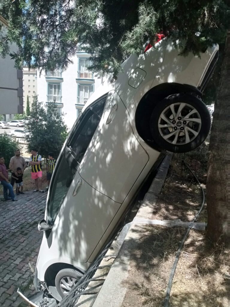 Kahramanmaraş’ta kontrolünü kaybeden sürücü apartman bahçesine düştü