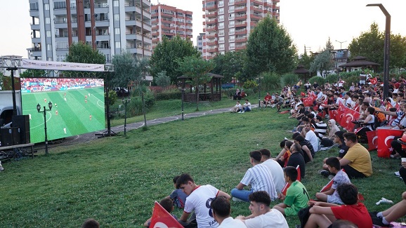 Kahramanmaraşlı Futbolseverler, Milli Heyecana Dev ekrandan eşlik etti