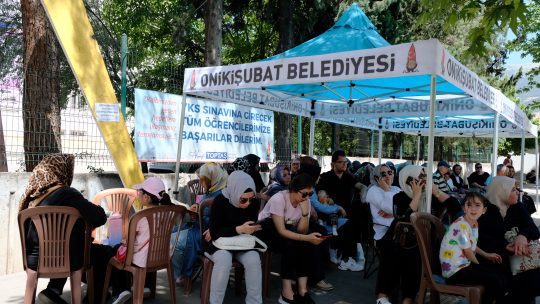 Onikişubat Belediyesi, çadırlar kurdu, tatlı ve su ikramında bulundu