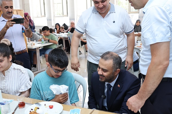 Başkan Toptaş, özel çocukların karne heyecanına ortak oldu