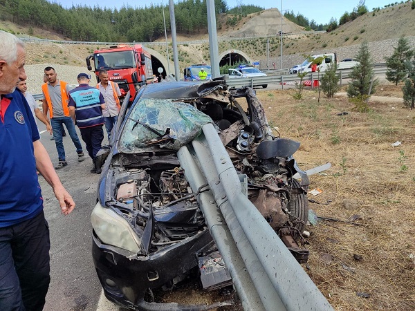 Kahramanmaraş’ta otomobil bariyere ok gibi saplandı