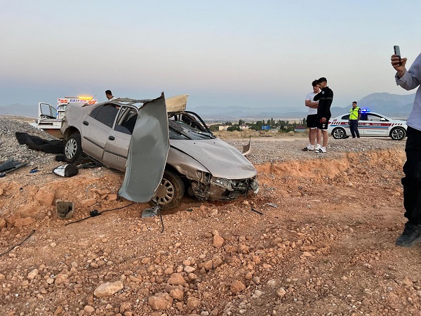 AFŞİN’DE TRAFİK KAZASI: OTOMOBİL TAKLA ATTI, SÜRÜCÜ VE YOLCU AĞIR YARALANDI