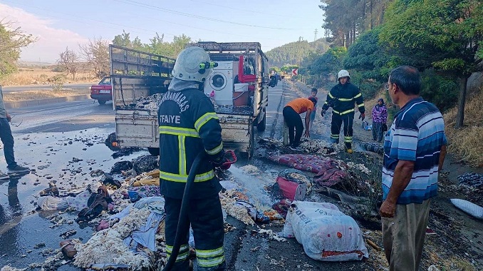 Kahramanmaraş’ta seyir halindeki kamyonet alev aldı