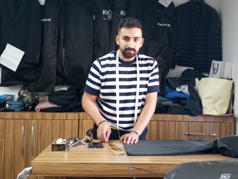 YENİSİNİ ALMAK ZORLAŞINCA; TERZİLER ESKİLERİ TAMİRE YETİŞEMEZ OLDU