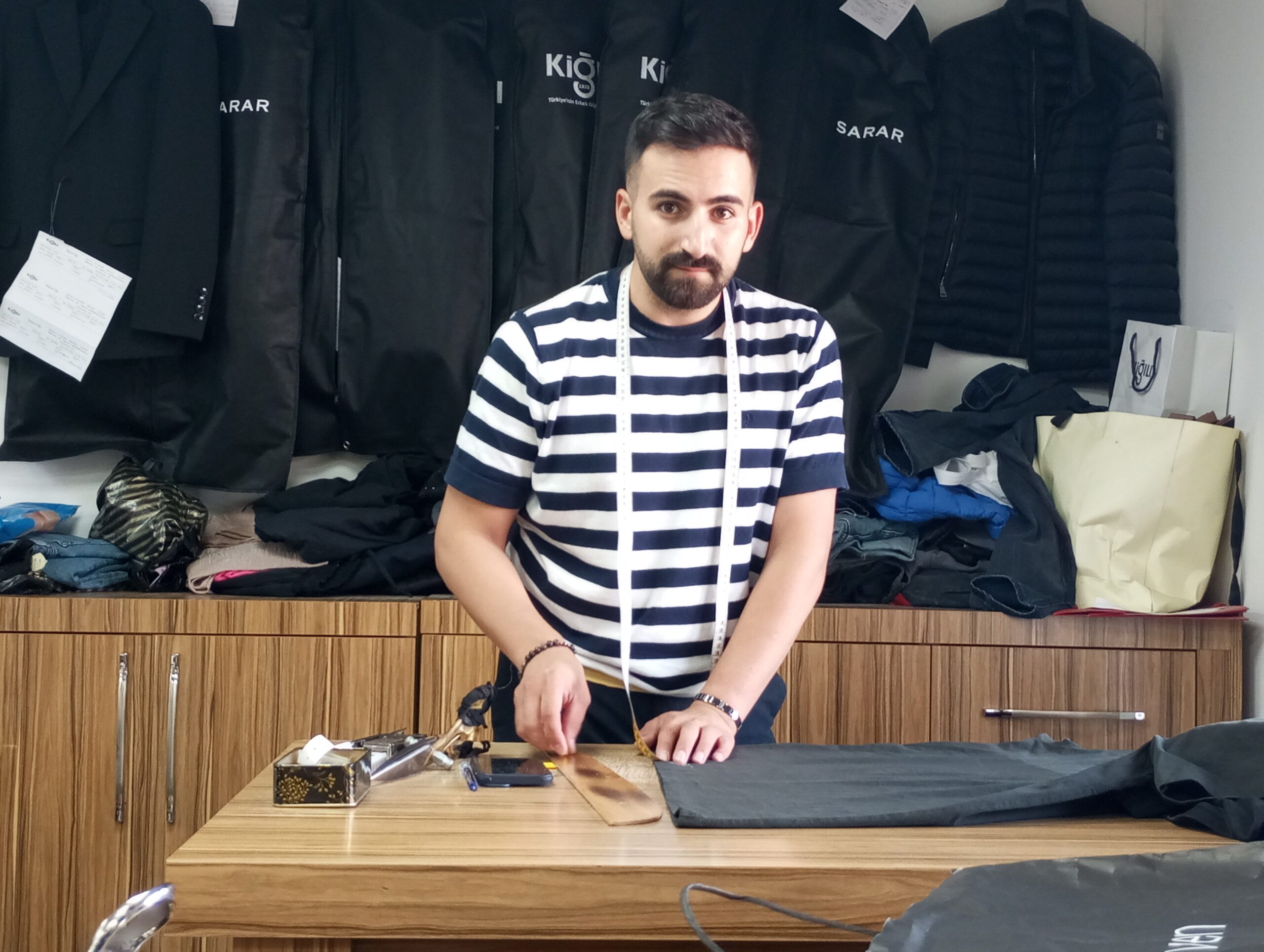 YENİSİNİ ALMAK ZORLAŞINCA; TERZİLER ESKİLERİ TAMİRE YETİŞEMEZ OLDU